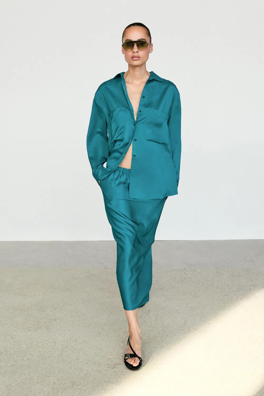 Рубашка Massimo Dutti, атласная, с карманами, зеленовато-синий