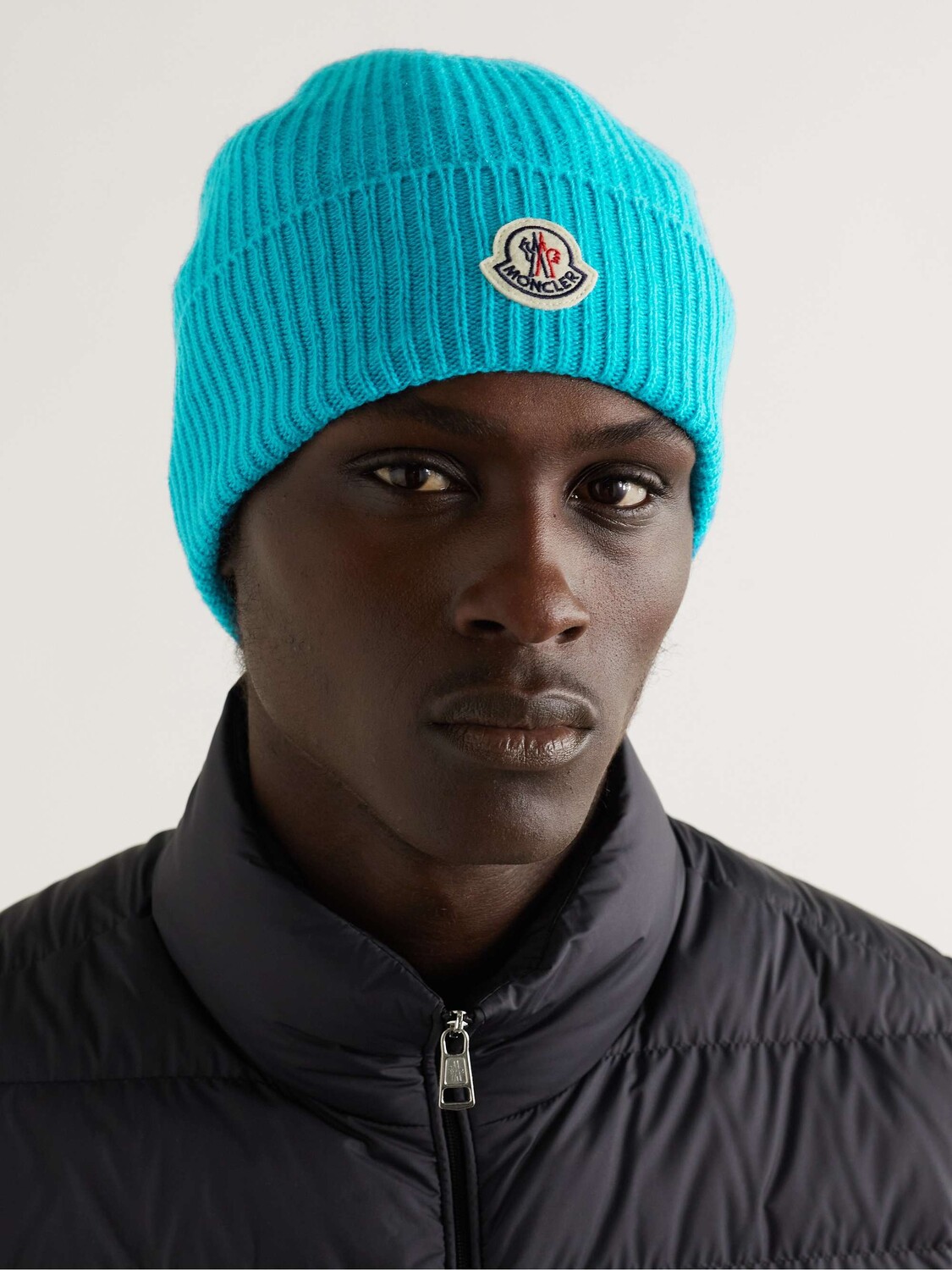 Шапка-бини из натуральной шерсти и кашемира с аппликацией в рубчик MONCLER, синий — фото 2