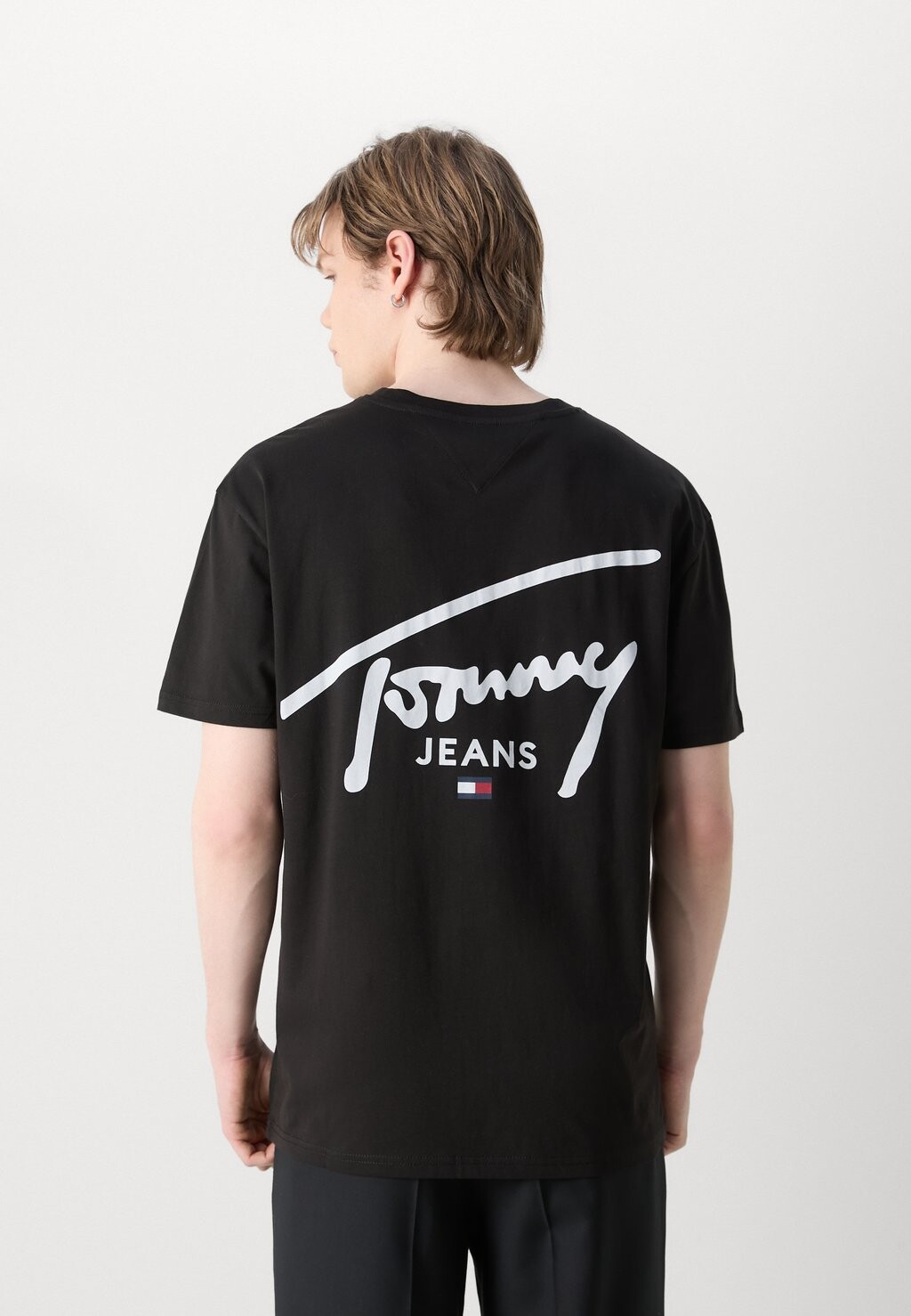 

Футболка с принтом Signature Tee Tommy Hilfiger, черная