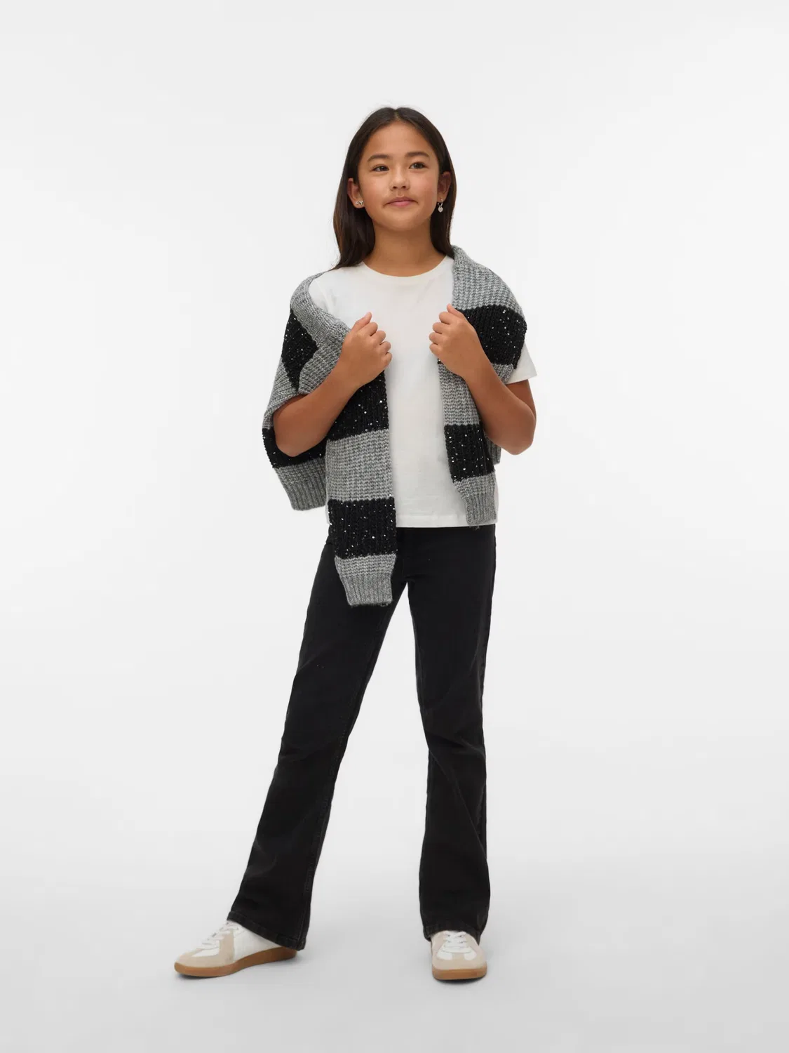Расклешенные джинсы Vero Moda Girl VMRiver черного цвета — фото 3