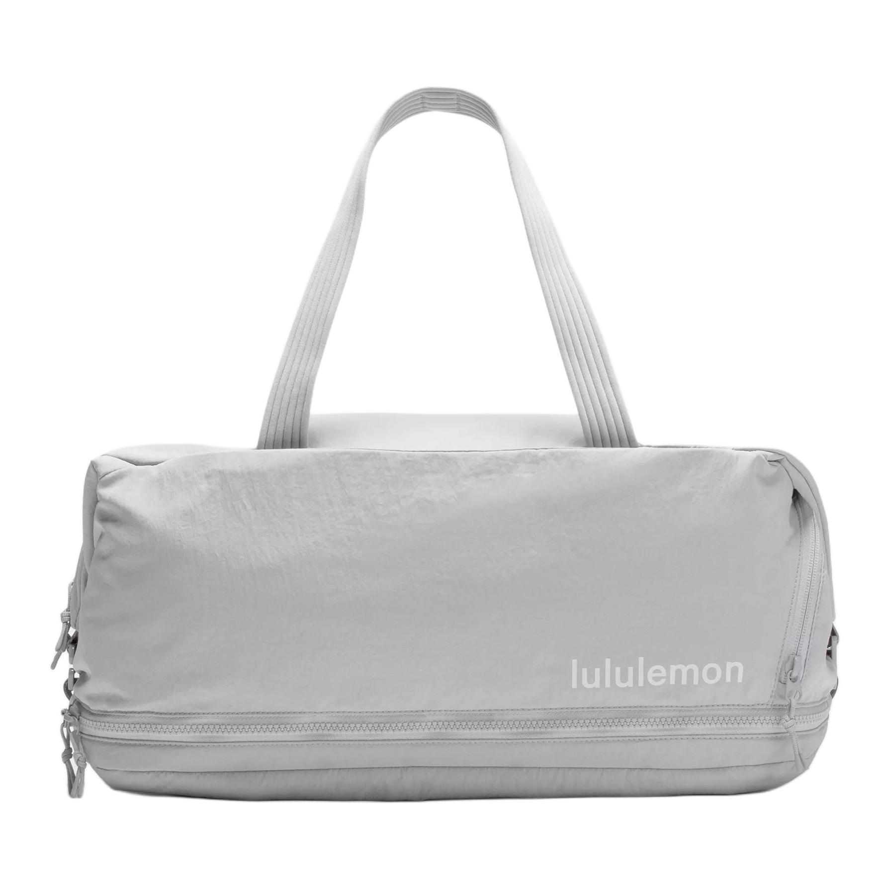 

Lululemon 30-литровая дорожная сумка из переработанного нейлона унисекс серебристо-серый, Silver Gray