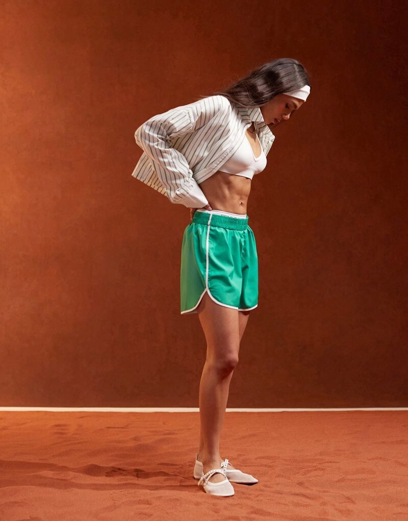 

Зеленые шорты Pieces Sport Core с белой контрастной окантовкой