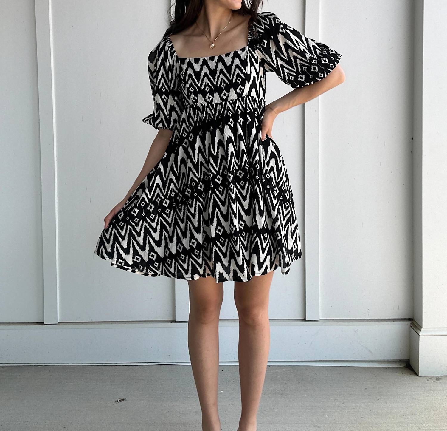 

By Together Мини-платье Эвелинн цвета слоновой кости и черного цвета