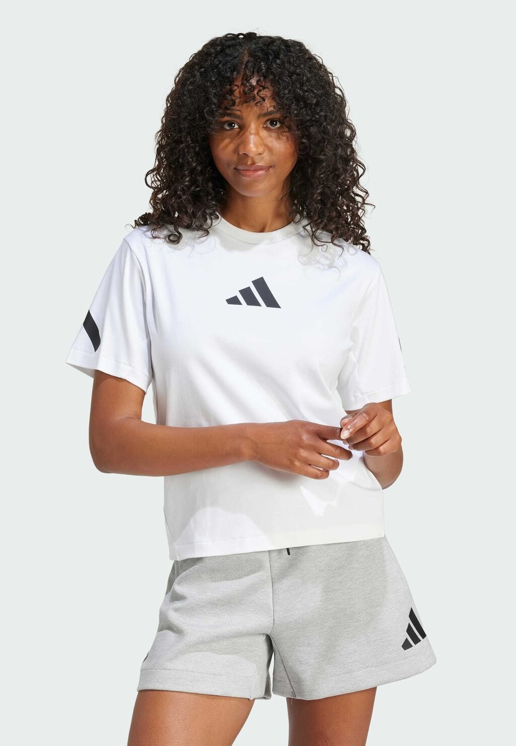 

Футболка с принтом Z.N.E. adidas Sportswear, белый