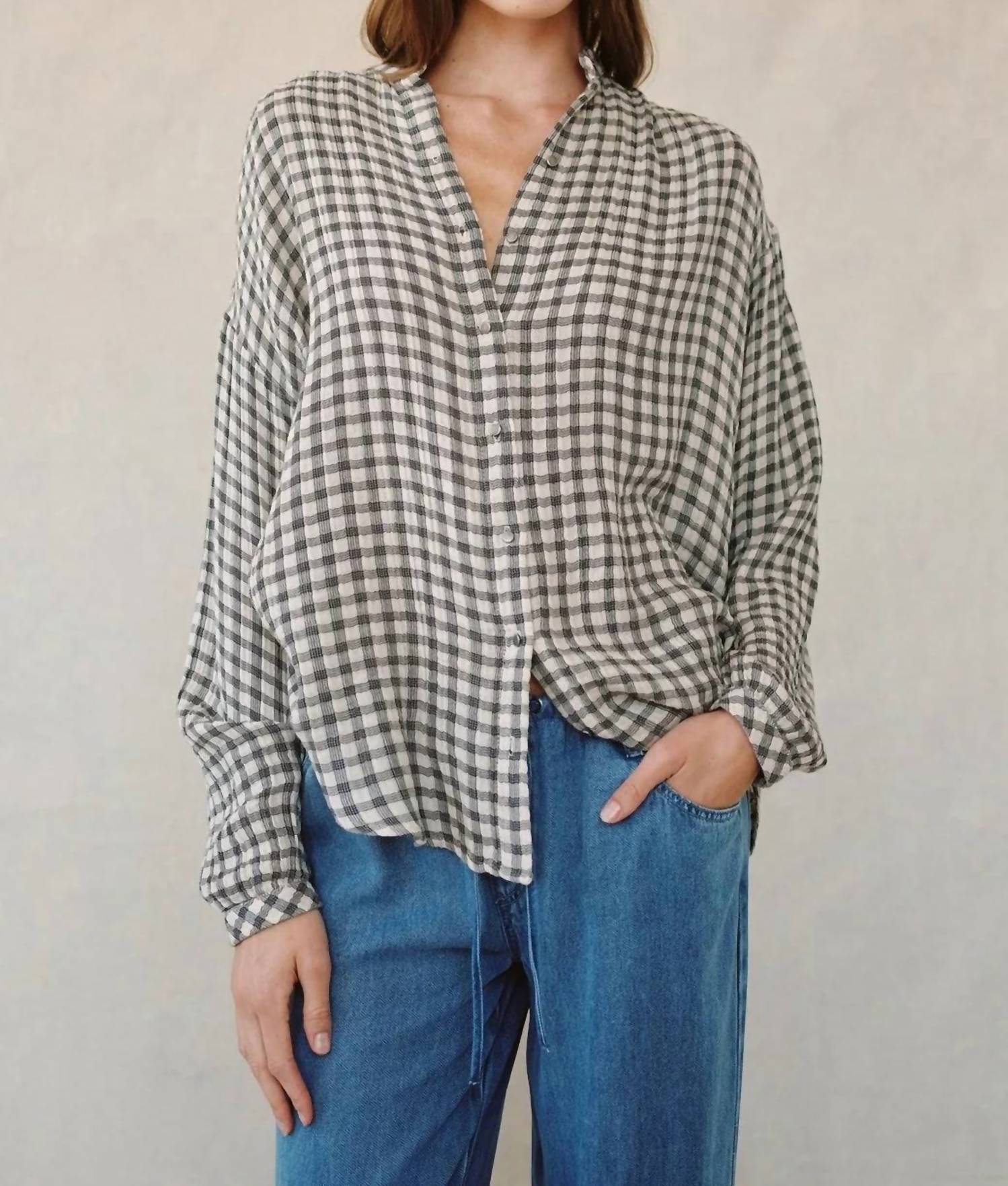 

Рубашка с воротником-стойкой и сборками в клетку цвета слоновой кости Bella Dahl, Ivory Check Plaid