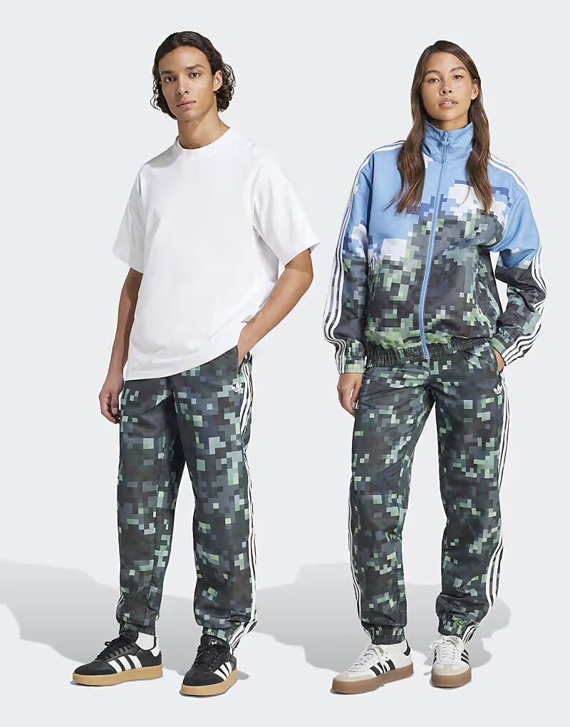 

Штаны Adidas Originals x Minecraft в цвете серебристая галька / лаймовый магический / т
