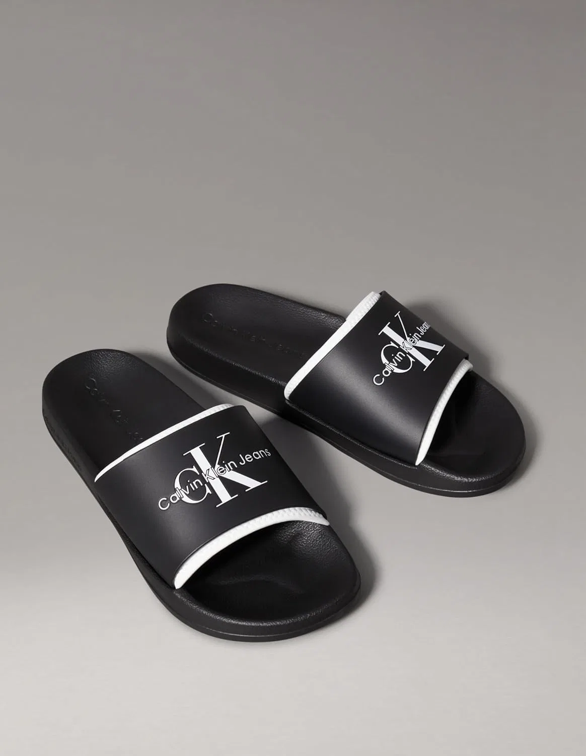 Шлепанцы Calvin Klein Herren Monogram TPU Ym0ym00361 Schlappen, Black Bright White — фото 2