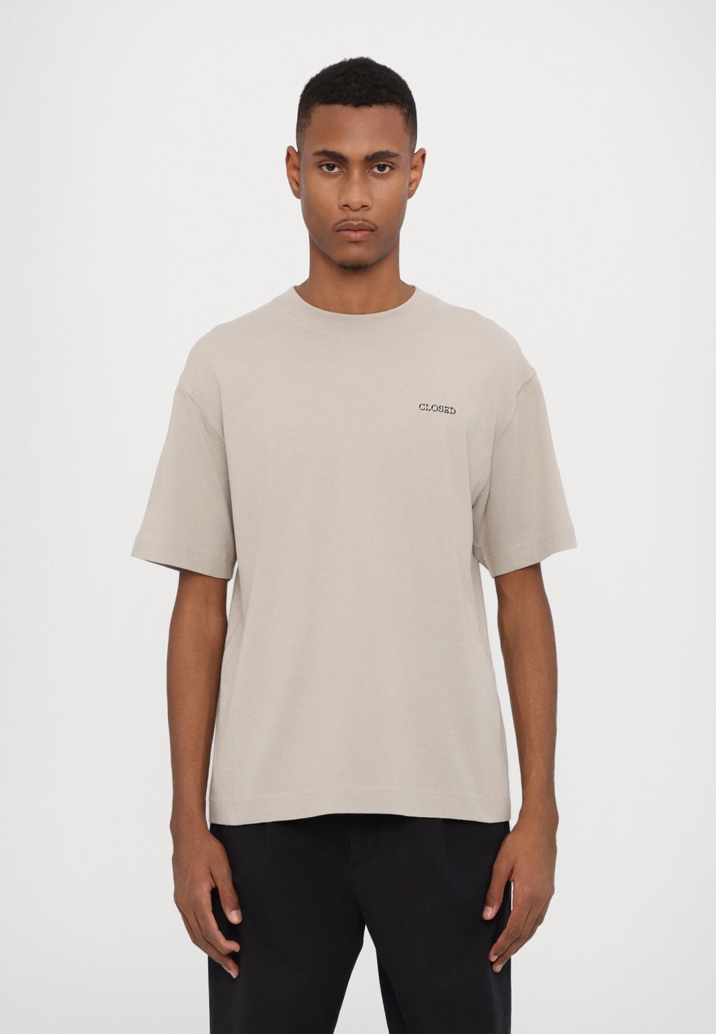 

Футболка с принтом CLOSED, пятнистый серый