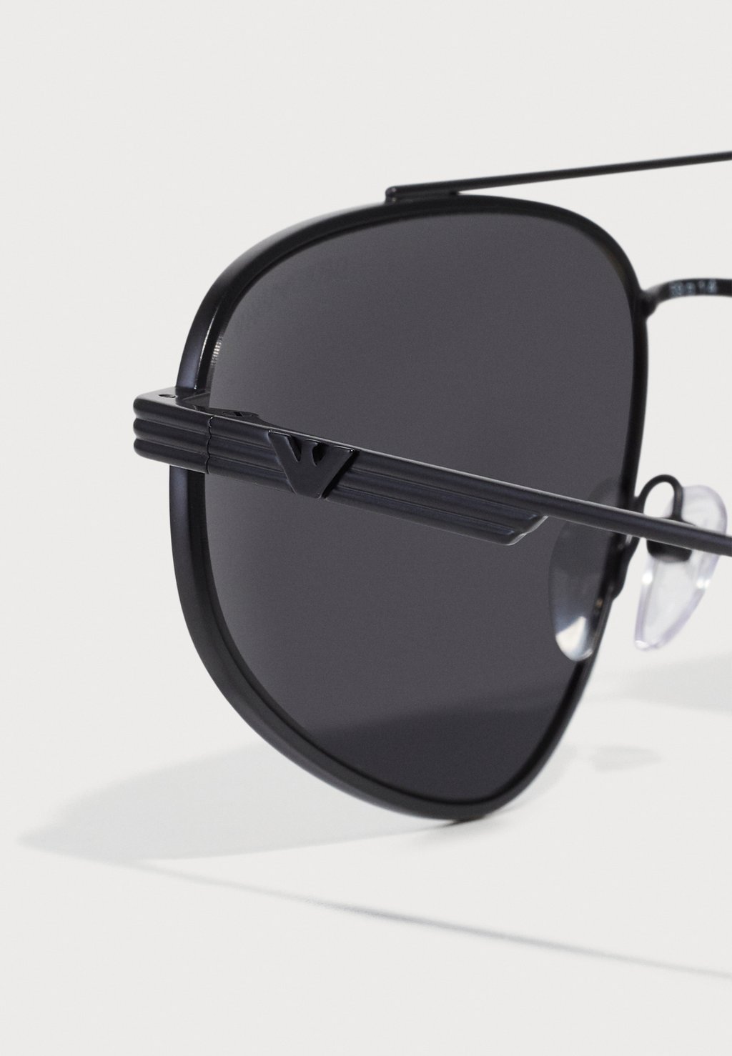 

Солнцезащитные очки Emporio Armani, черный