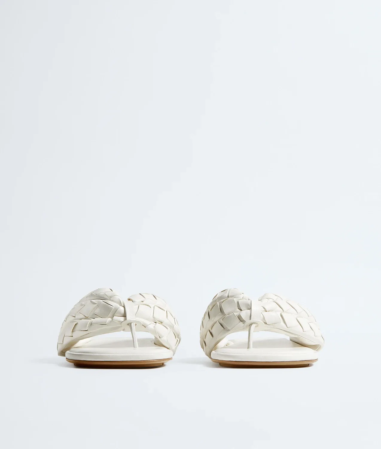 Сандалии Salsa Flat Thong BOTTEGA VENETA, белый — фото 3