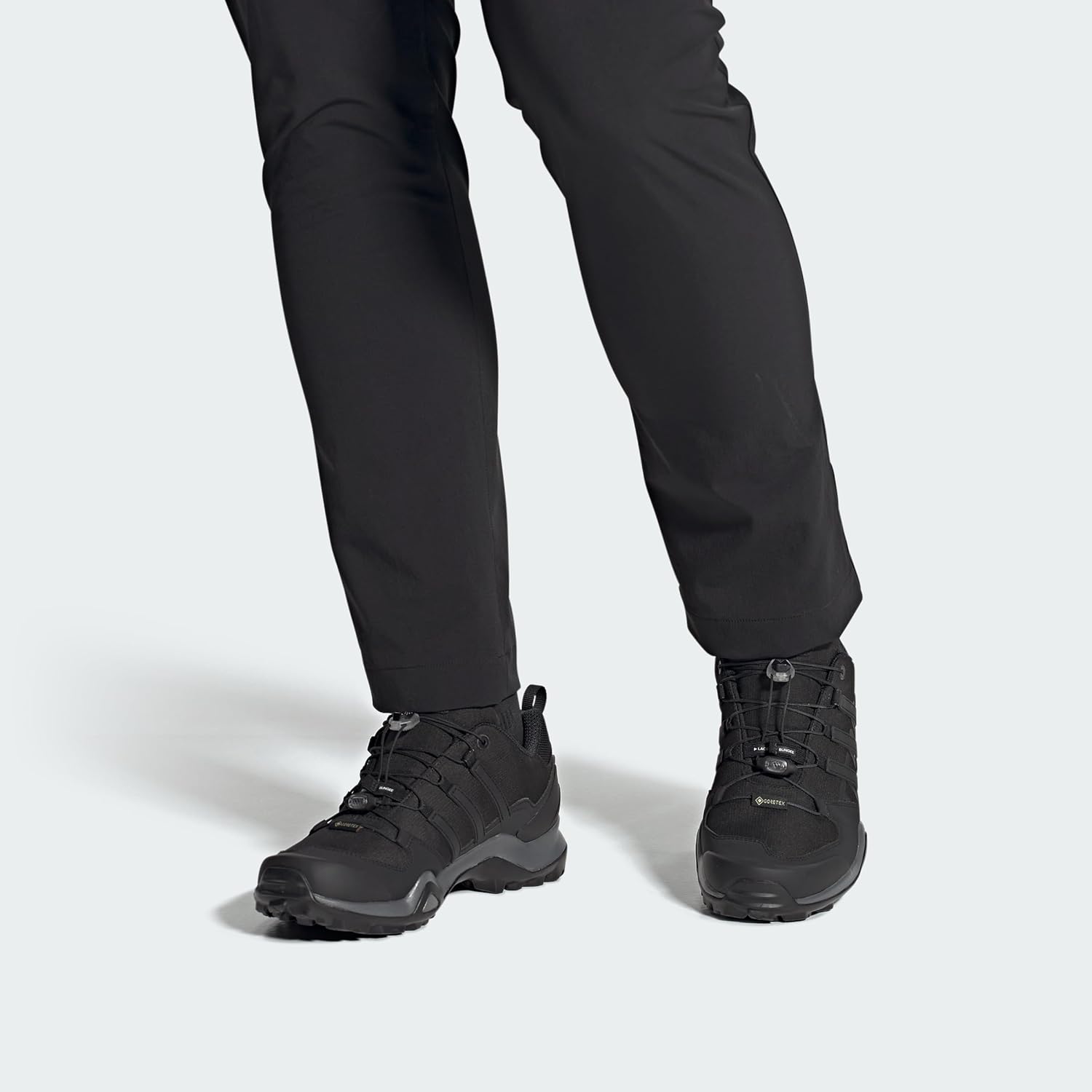 Мужские походные кроссовки adidas Terrex Swift R2 с Gore-tex, черный/серый — фото 2