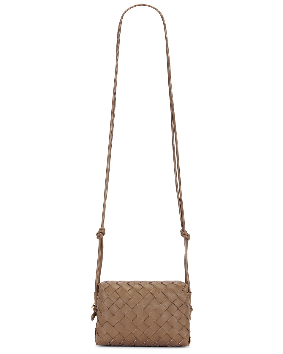 

Мини-сумка с петлей Bottega Veneta, цвет Pinecone & Gold