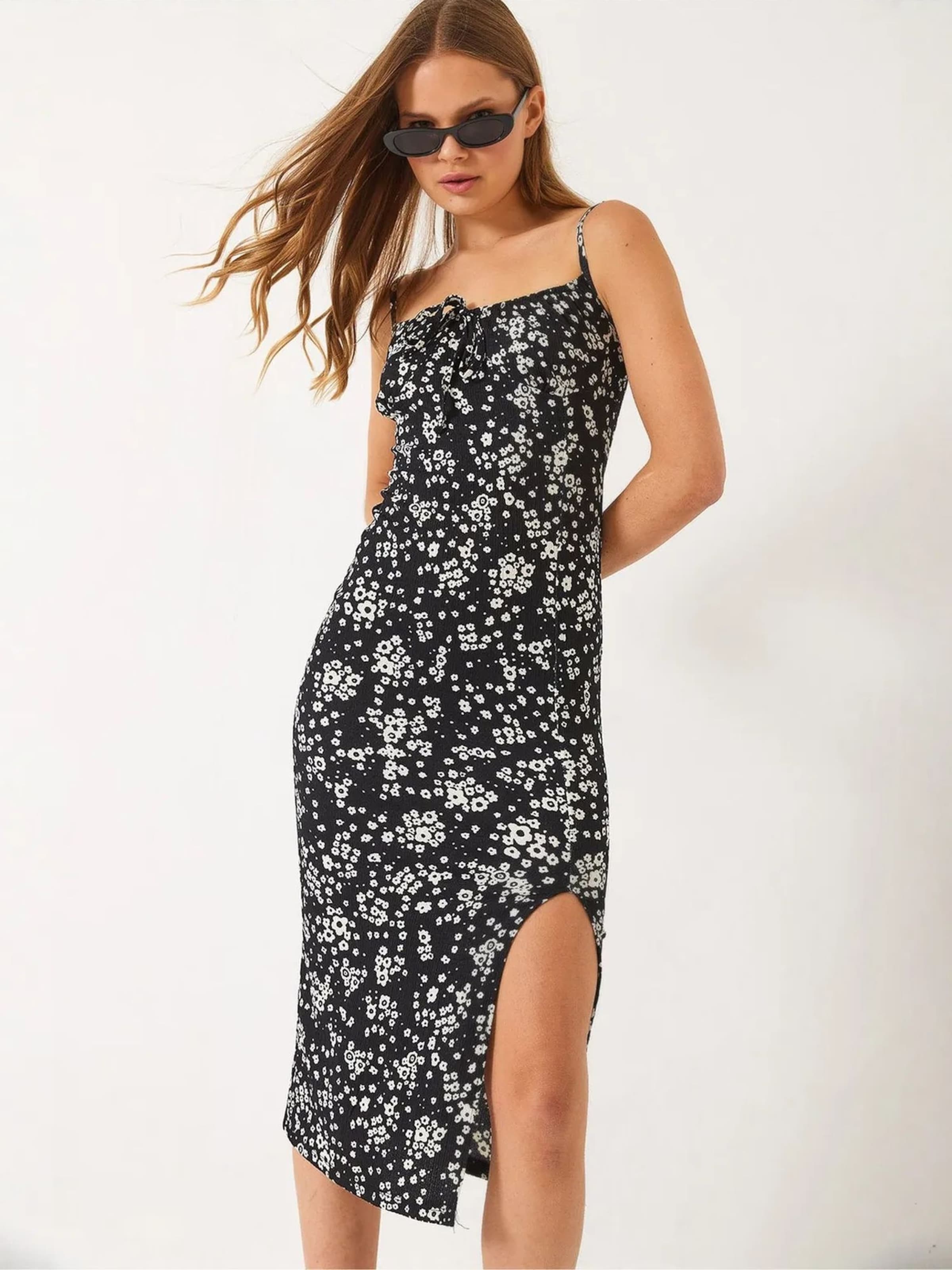 

Bianco Lucci Платье в черном цвете