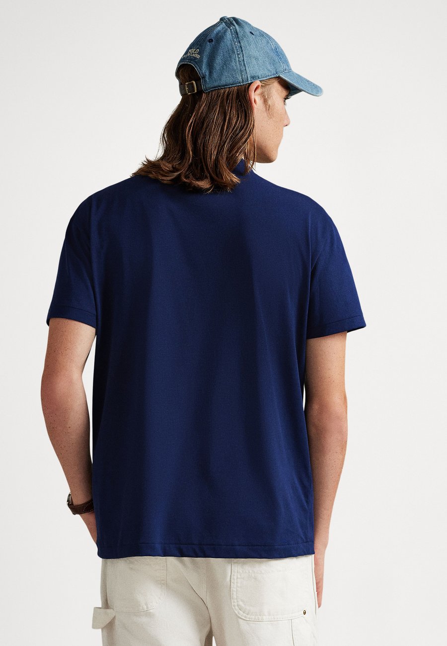 Футболка Polo Ralph Lauren CLASSIC FIT LOGO JERSEY T-SHIRT, Newport Navy/Dark Blue — фото 3