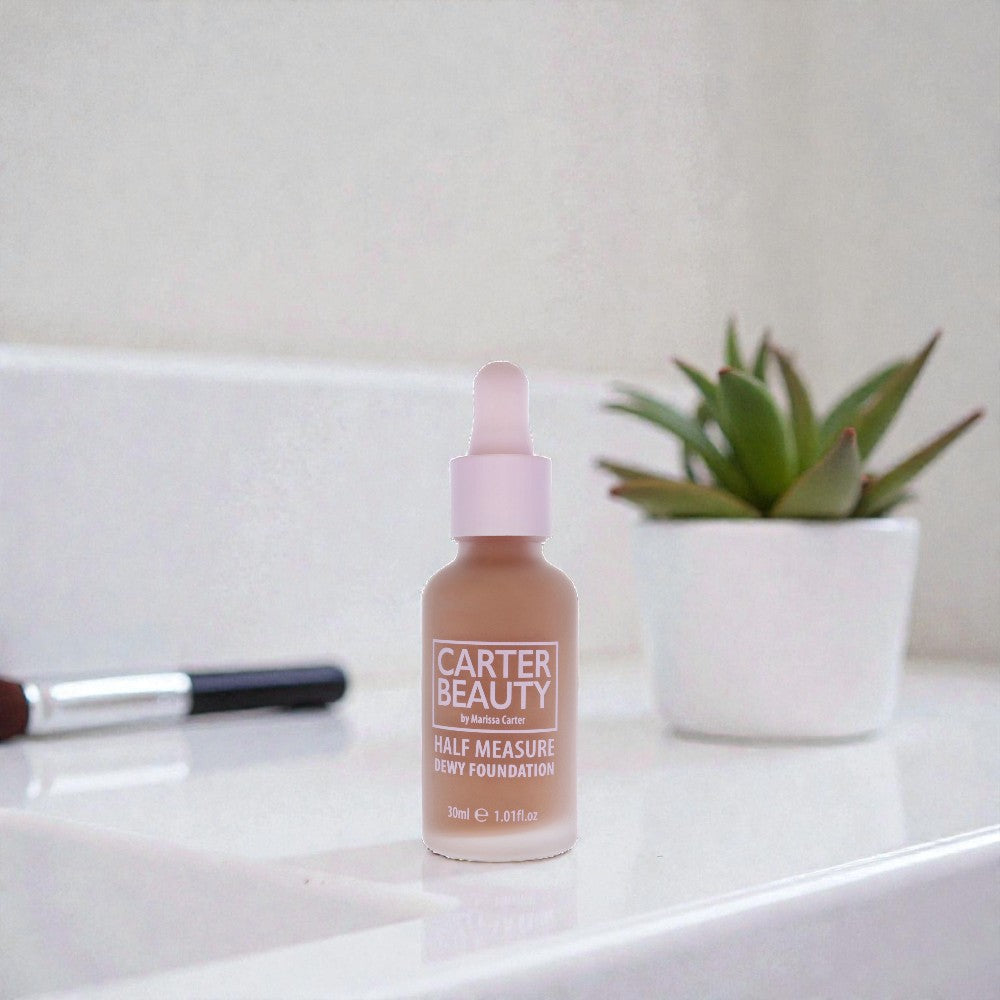 Тональный крем Half Measure Dewy Foundation - Pecan Pie от Carter Beauty для женщин - 1,01 унции, прозрачный — фото 2