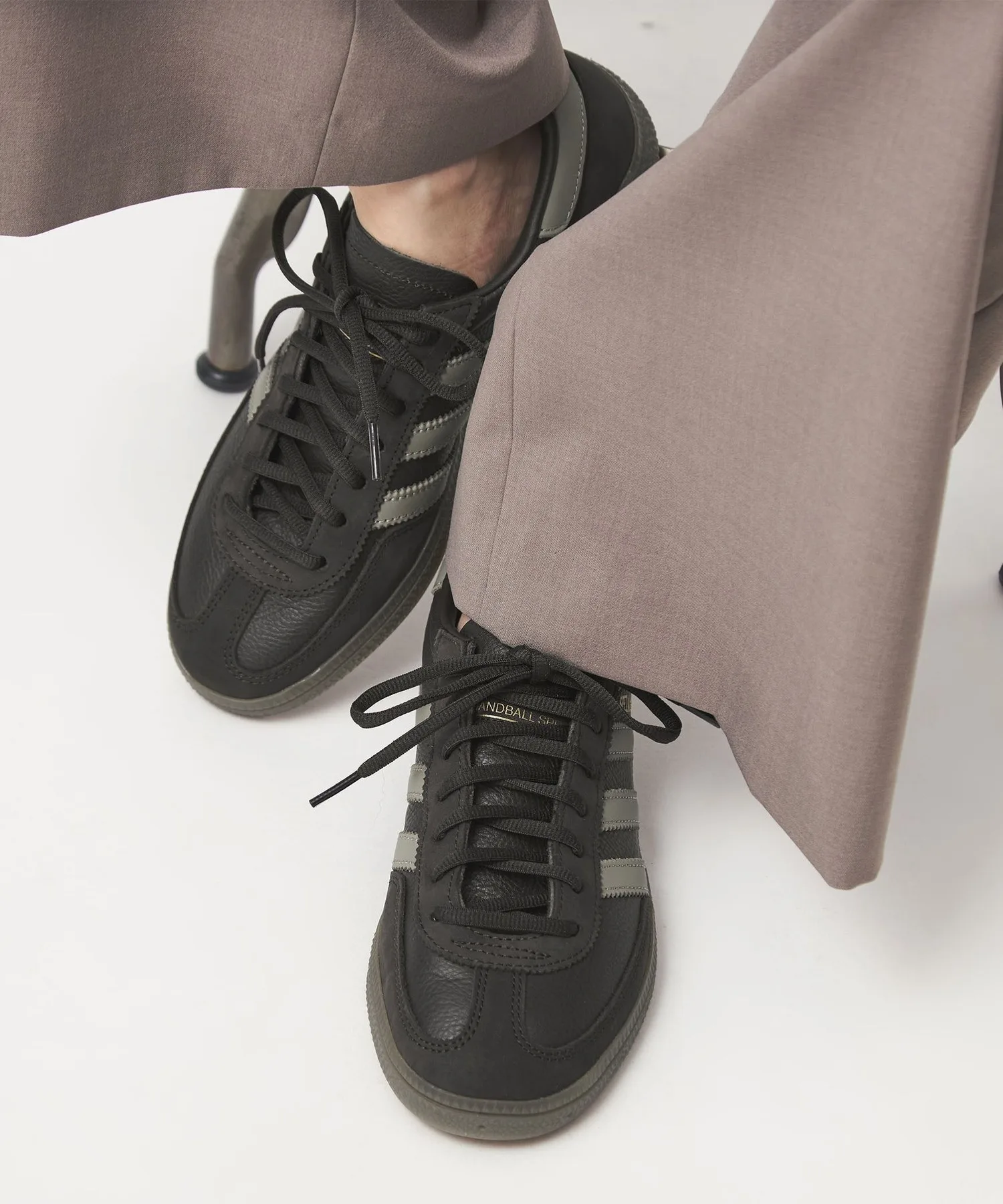 Мужские кроссовки из натуральной кожи adidas Originals HANDBALL SPEZIAL темно-коричневые — фото 2