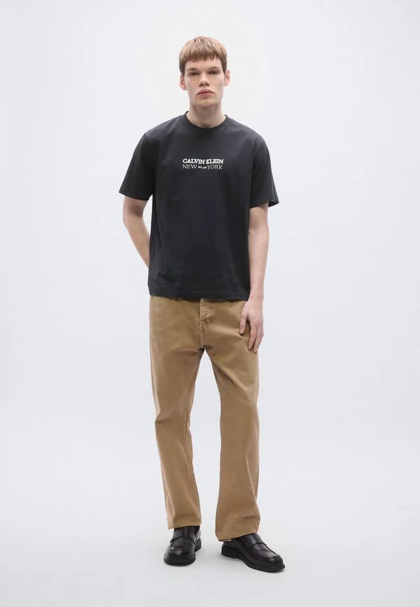 Футболка с графическим принтом 20s ny Calvin Klein, Pirate Black — фото 4