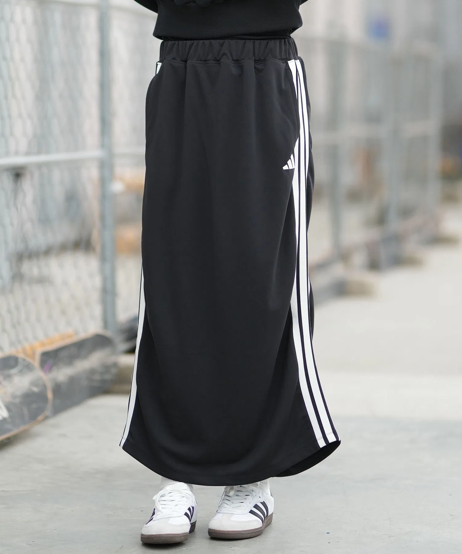 Женская длинная юбка-карандаш adidas из джерси с логотипом чёрная — фото 2