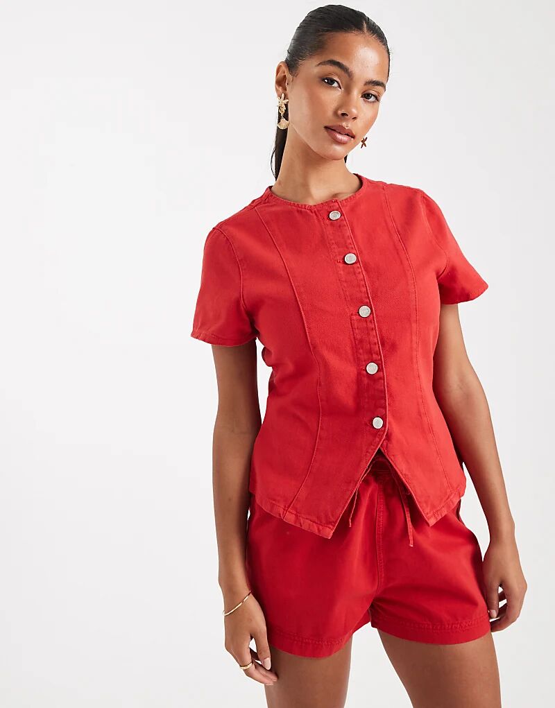 

Джинсовый топ с короткими рукавами и застежкой на пуговицы ASOS DESIGN, цвет «почтовый ящик красный»