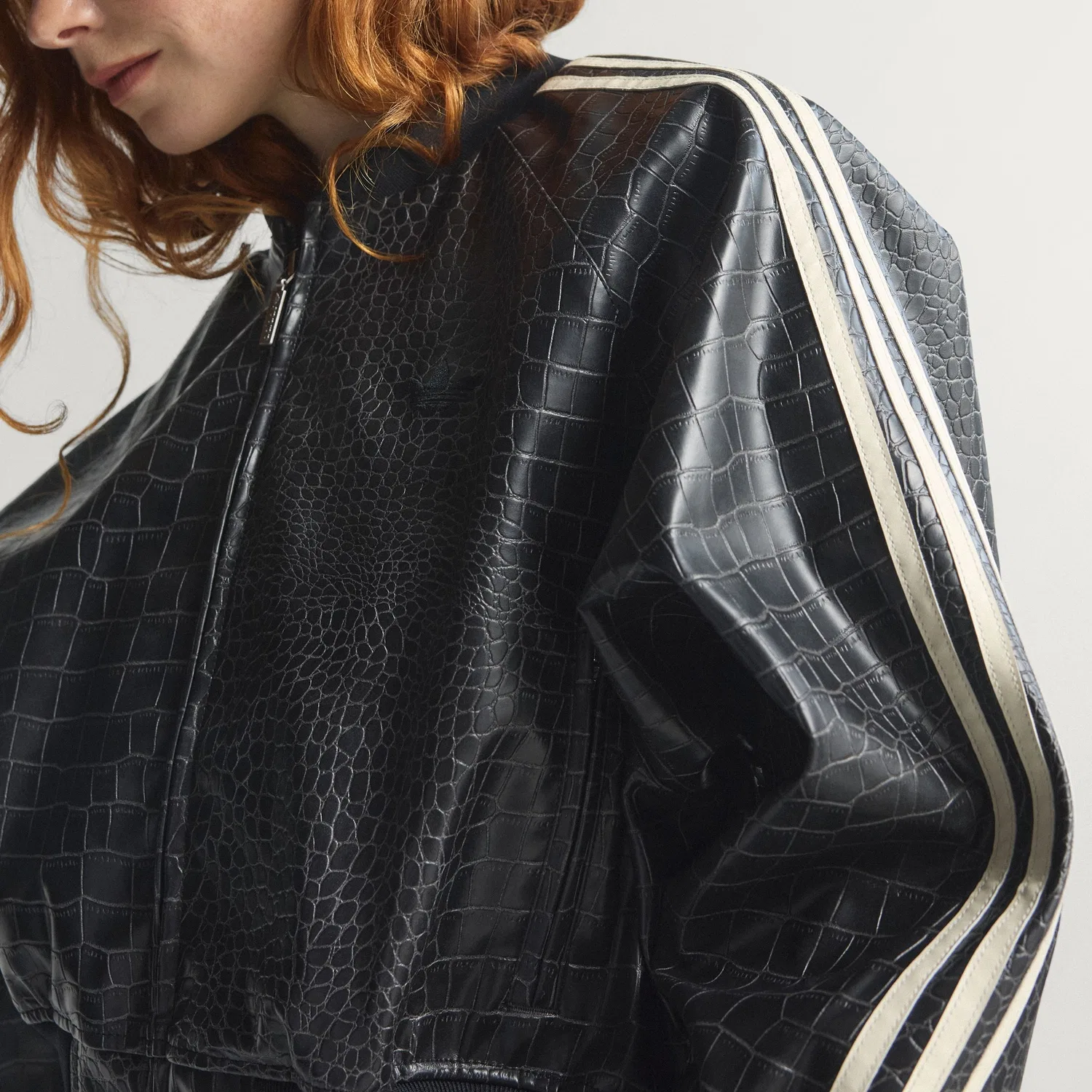 Женская чёрная куртка из синтетической кожи SST от Adidas — фото 3