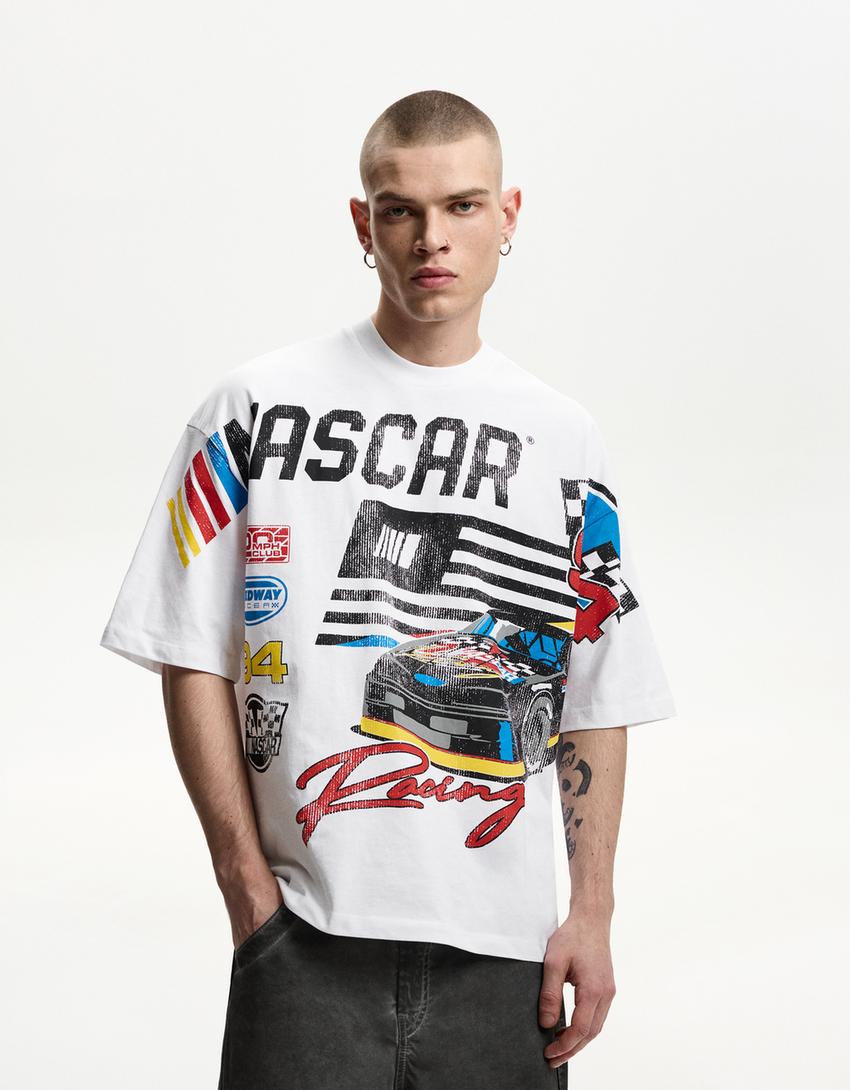 

Футболка с коротким рукавом и принтом Nascar Bershka, белый
