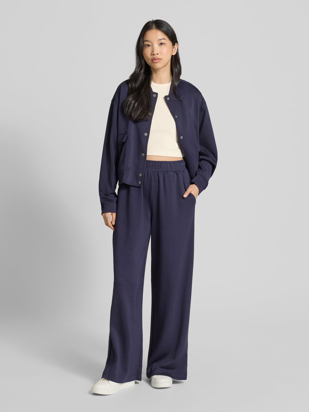 

Укороченный топ с этикеткой, модель «EDIE» Guess Activewear, песочный
