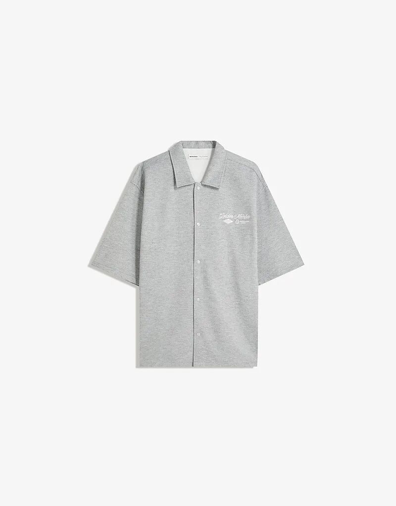 

Рубашка Bershka с вышивкой и короткими рукавами светло-серого цвета