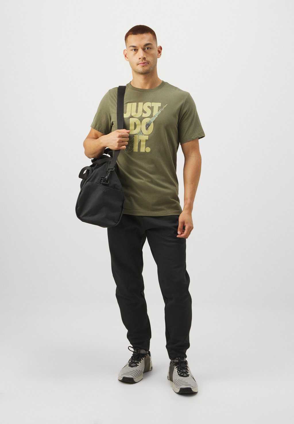 

Спортивная футболка TEE Nike Performance, оливковый