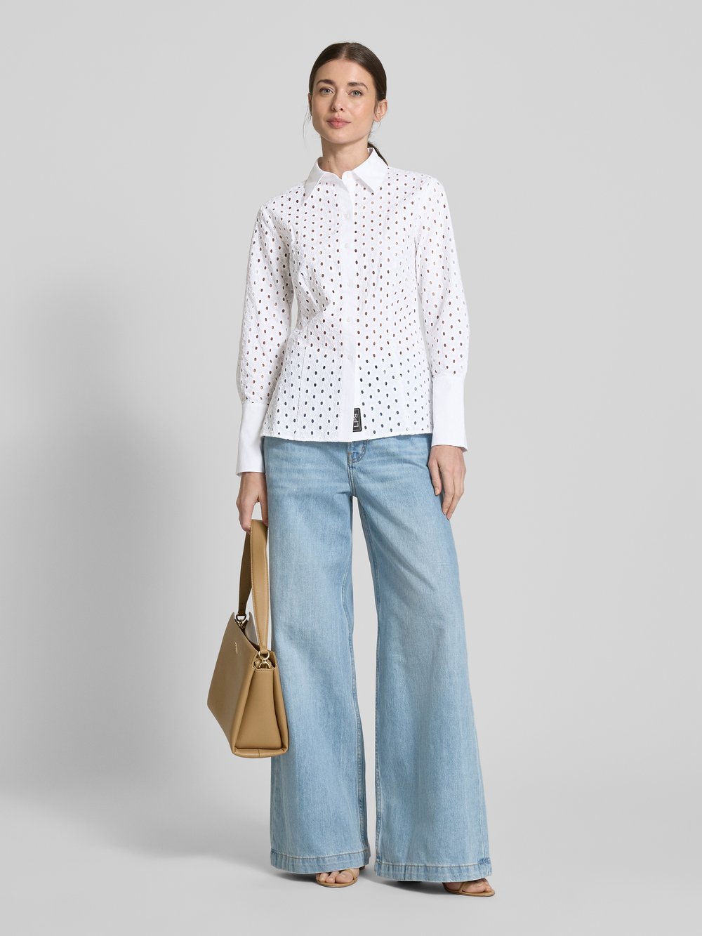 

Блузка-рубашка прямого кроя с ажурной вышивкой, модель «ЯМАЙКА» MAX&Co., белый