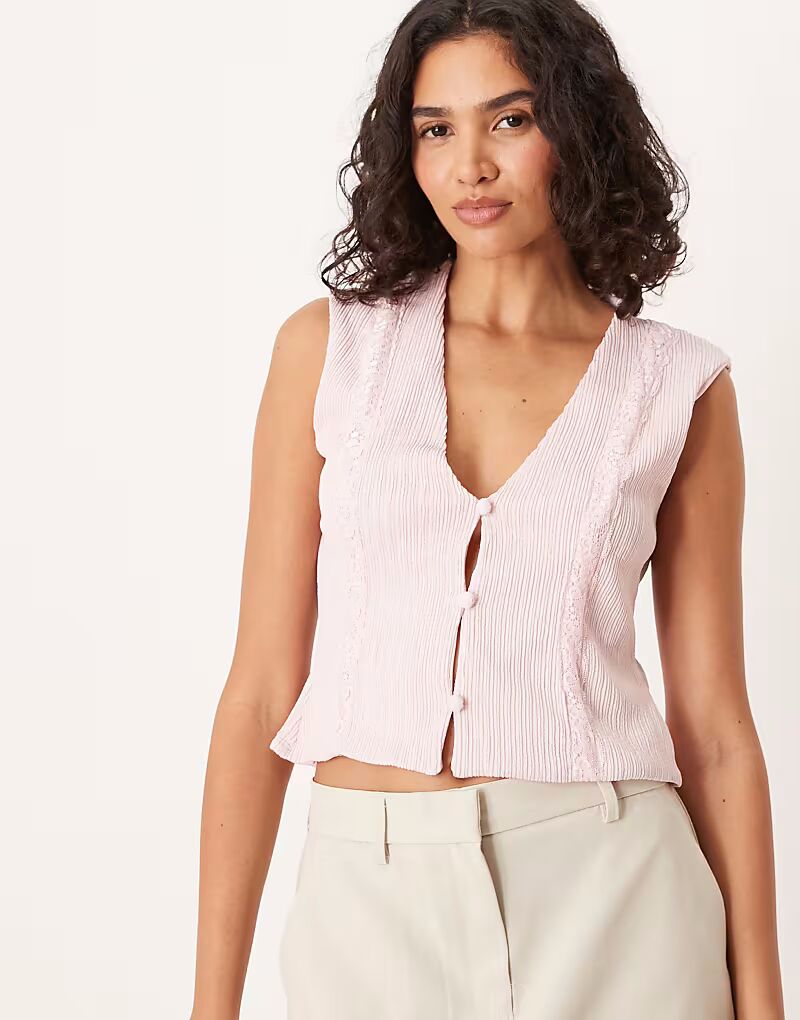 

Жилет с гофрированной кружевной отделкой нежно-розового цвета Asos Design