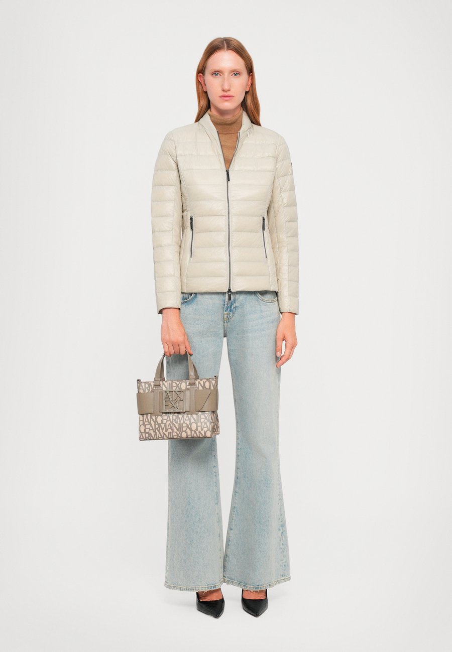 

Сумка Armani Exchange SHOPPING BAG, Sound Sand/Brown Bass/Beige