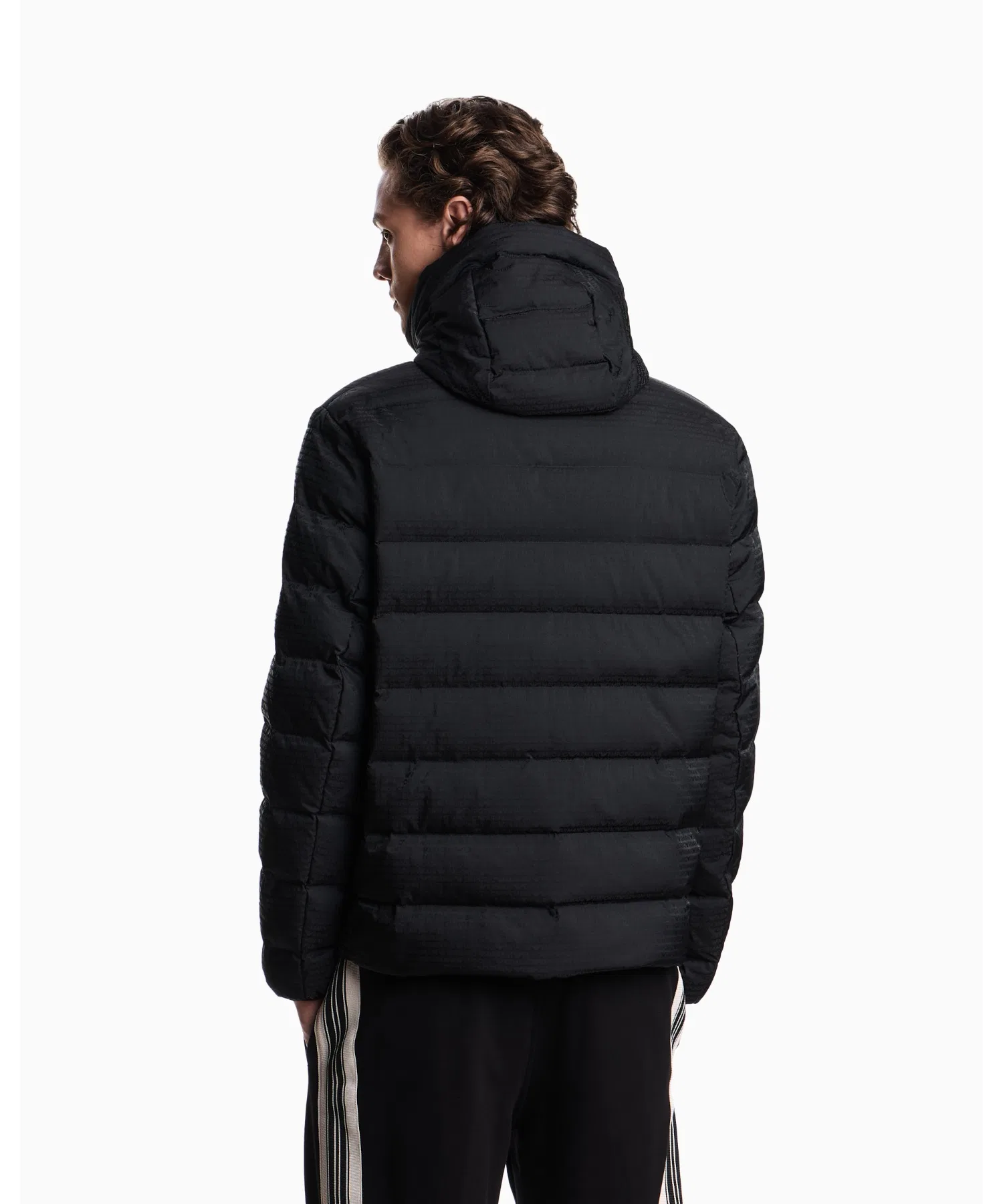 【Emporio Armani】Пуховая куртка с капюшоном, нейлоновая стеганая подкладка, жаккардовая надпись с логотипом — фото 4