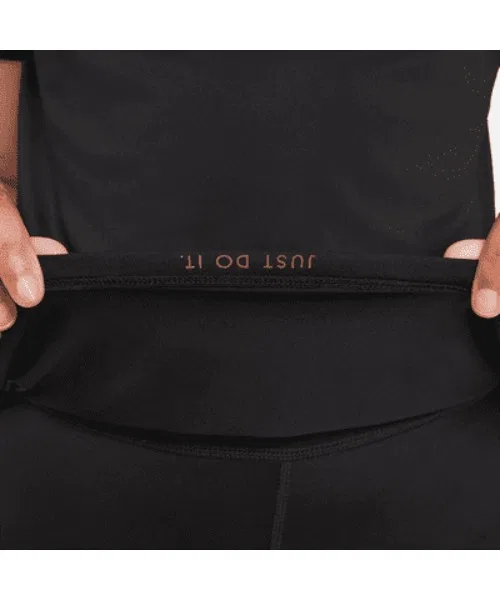 Девочковая футболка Nike Dri-FIT с логотипом чёрно-белая — фото 4
