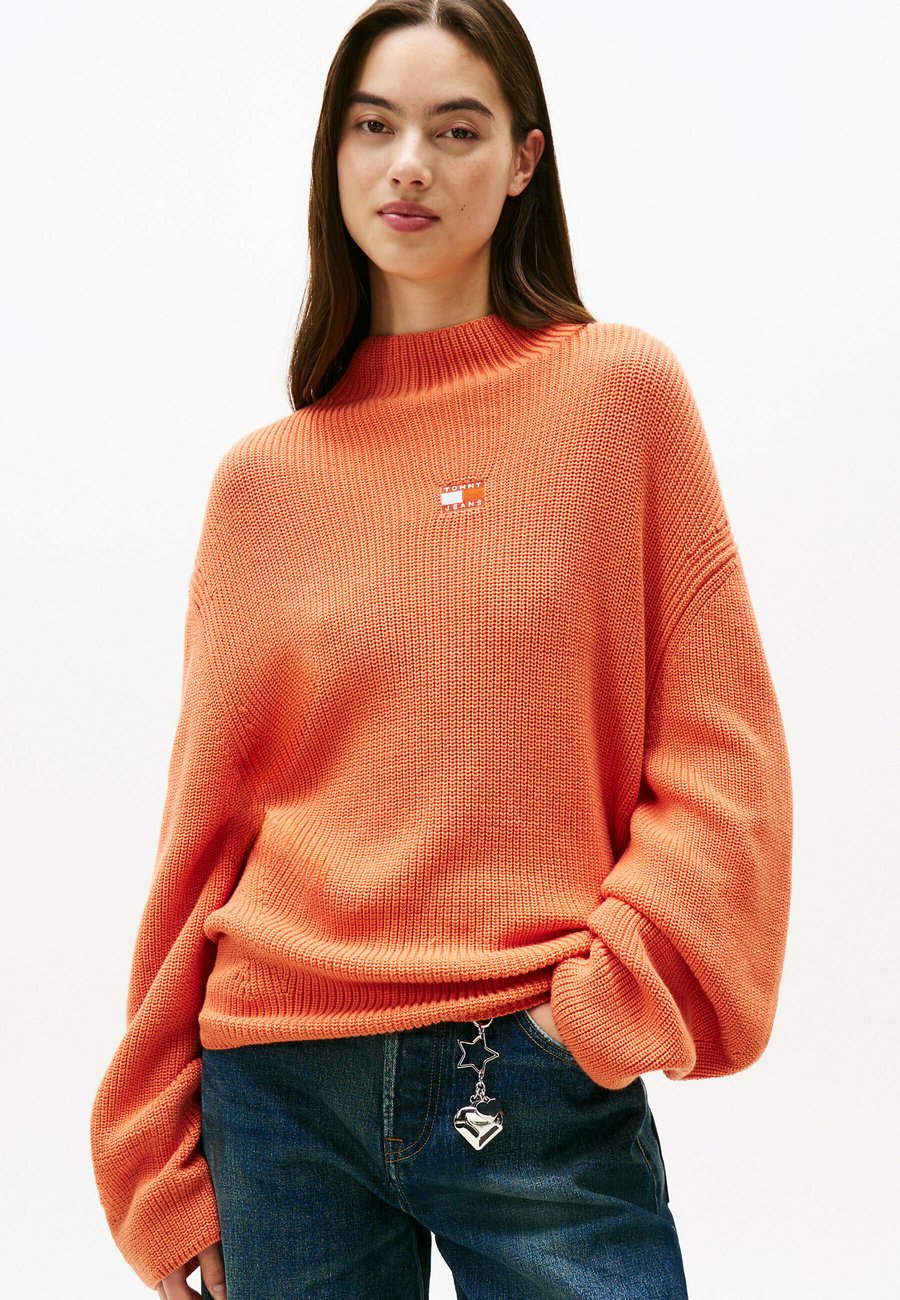 

Джемпер Tommy Jeans MOCKNECK BADGE , Rustic Coral/Coral