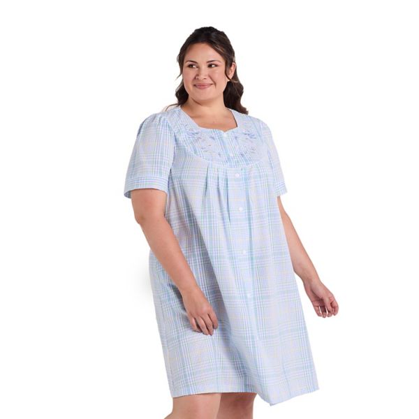 

Короткий халат из сирсакера больших размеров на кнопках Miss Elaine Essentials, цвет blue mint check
