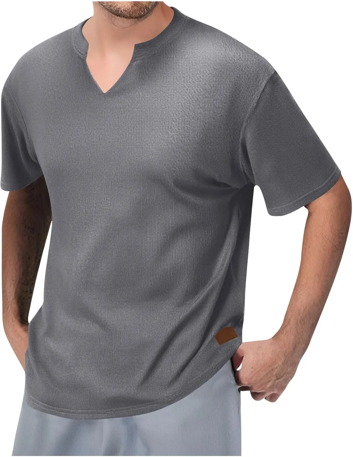 

Футболка мужская Akklian V-образный вырез