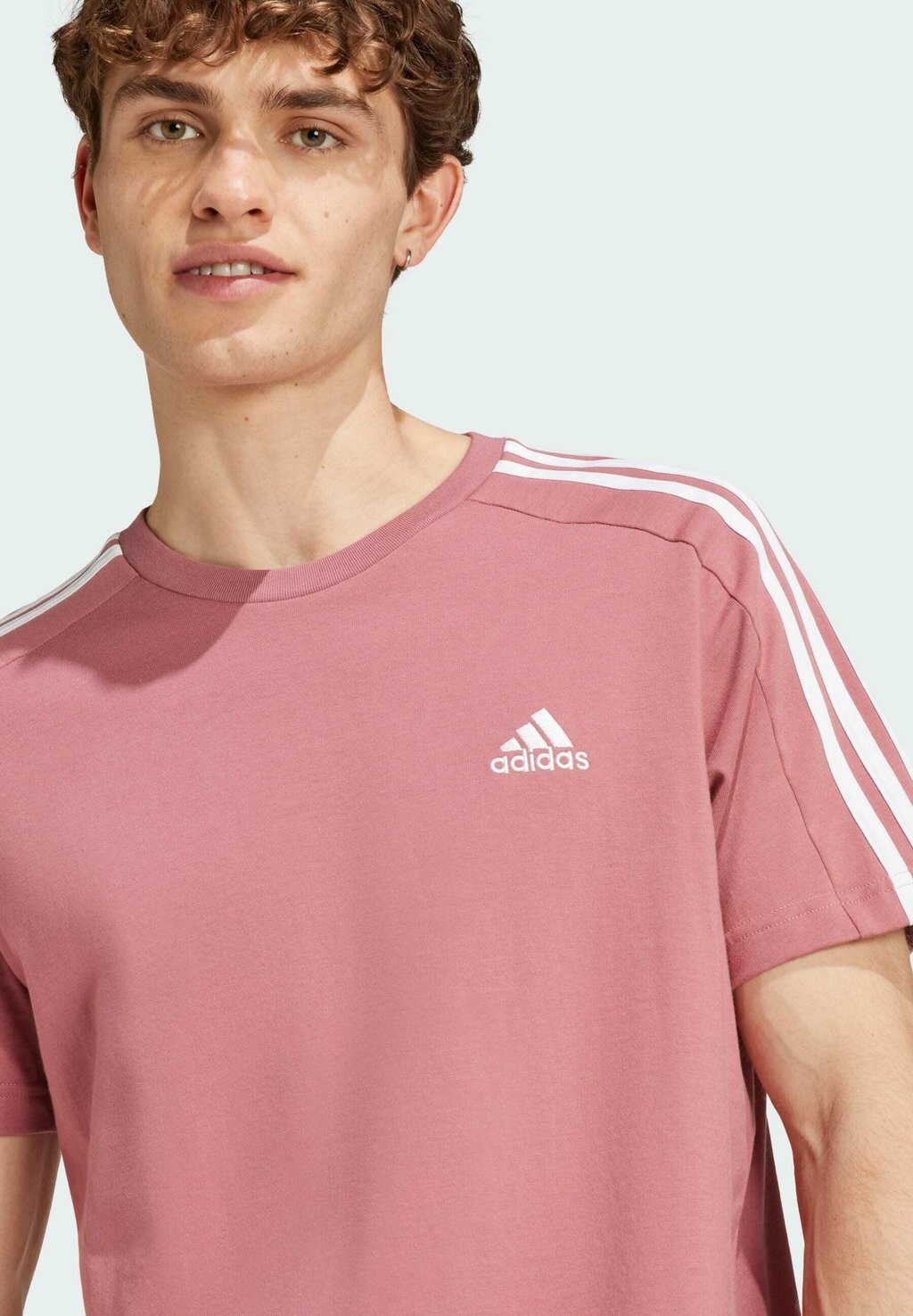 

Футболка с принтом ESSENTIALS SINGLE 3-STRIPES adidas, светло-красный