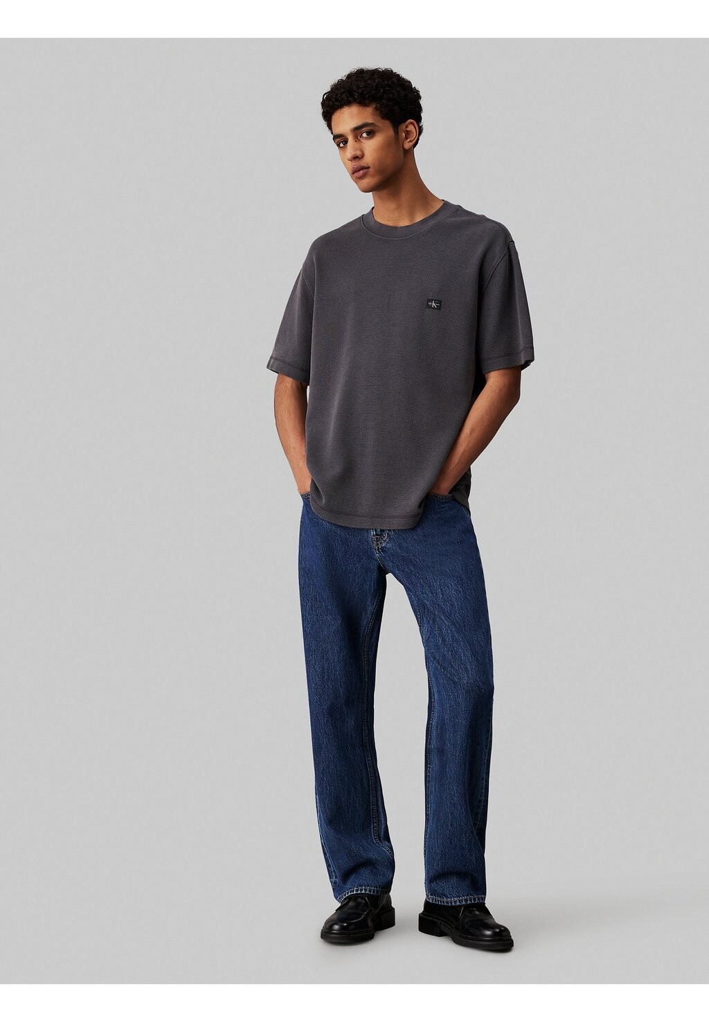 

Базовая футболка Calvin Klein Jeans, темно-серый