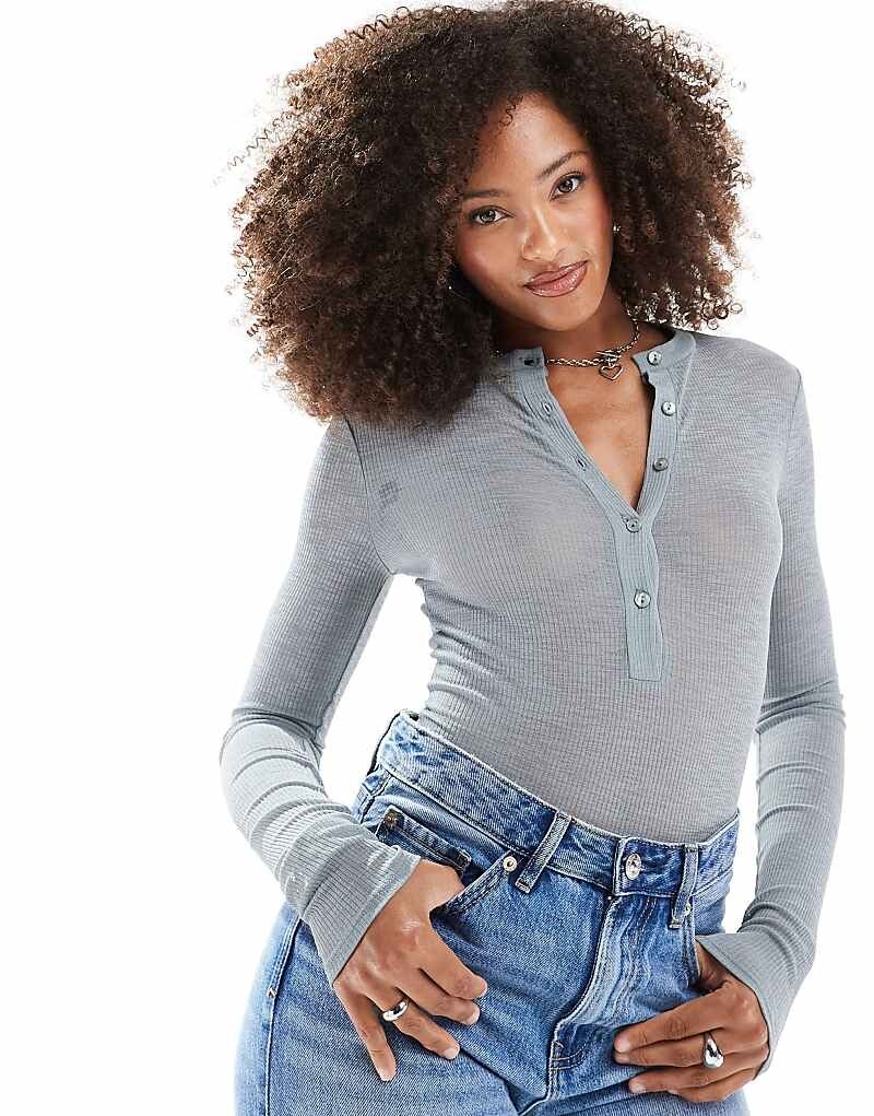 

ASOS DESIGN – Серебристое боди в рубчик с воротником-хенли