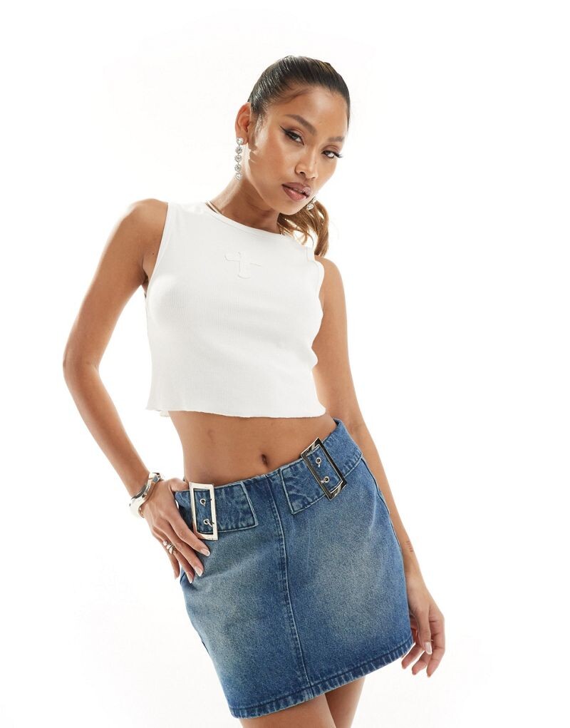 

Белая майка через плечо в рубчик с аппликацией Simmi Simmi Clothing
