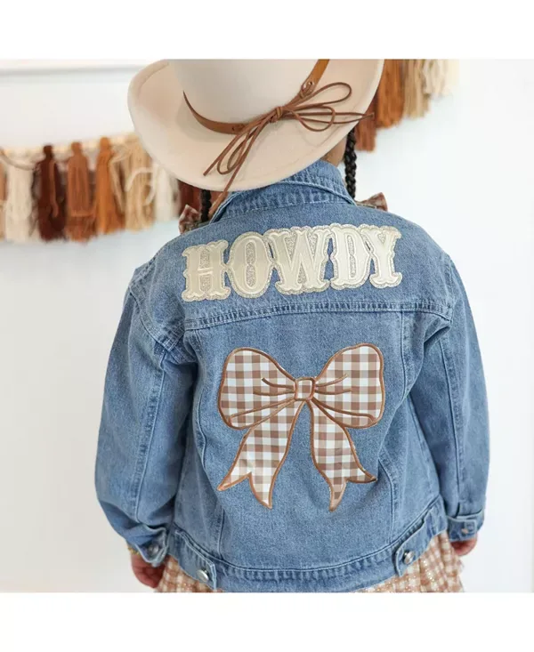 Джинсовая куртка в клетку с бантом и нашивкой "Howdy" - для маленьких и больших детей. Sweet Wink, Denim — фото 4