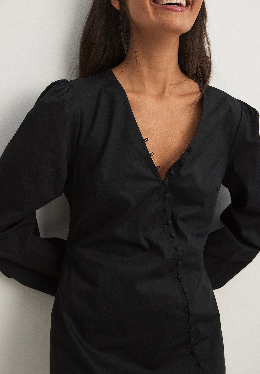 

Платье-рубашка BUTTONED LONG SLEEVE MINI NA-KD, черный