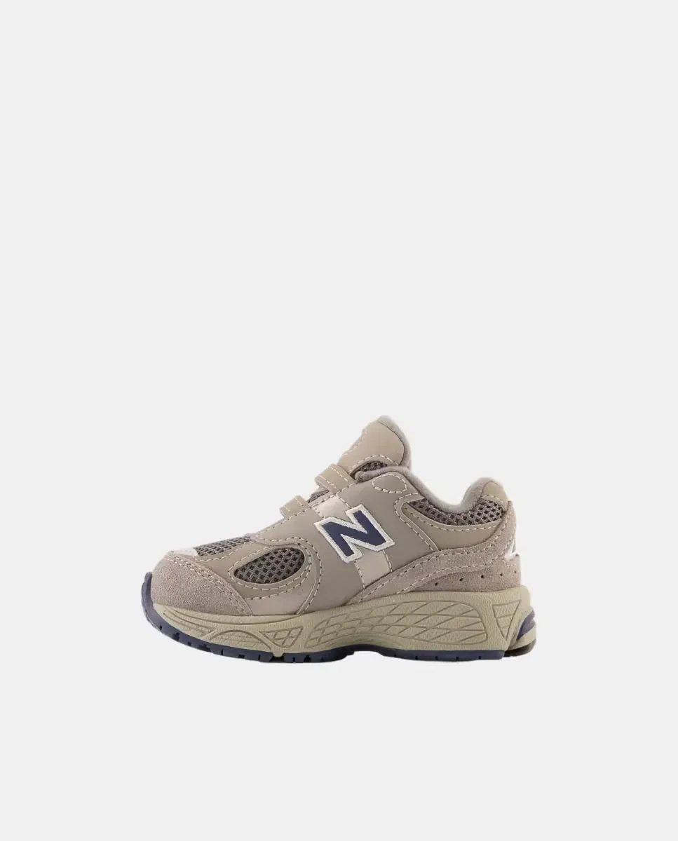 Детская повседневная кроссовка 2002 с застежкой-липучкой Hook & Loop от New Balance, Marrón Topo — фото 2