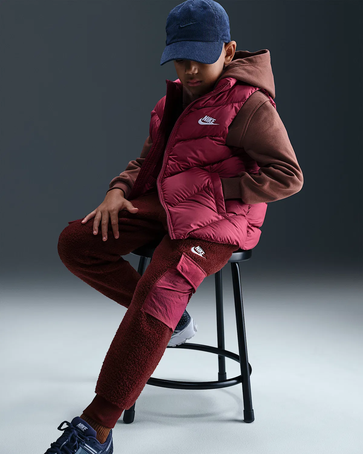 Детские карго-штаны Nike Sportswear Club Fleece, Dark Team Red/Sweet Beet/White — фото 4
