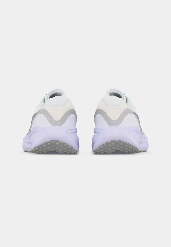 Кроссовки для бега по шоссе Nike Performance Revolution 8, Summit White/Metallic Silver/White/Photon Dust/Black — фото 4