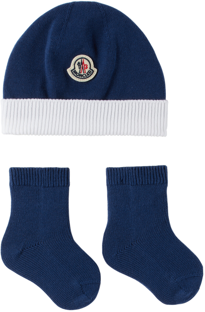 

Синий комплект из шапки и носков с нашивками Baby Blue Moncler Enfant