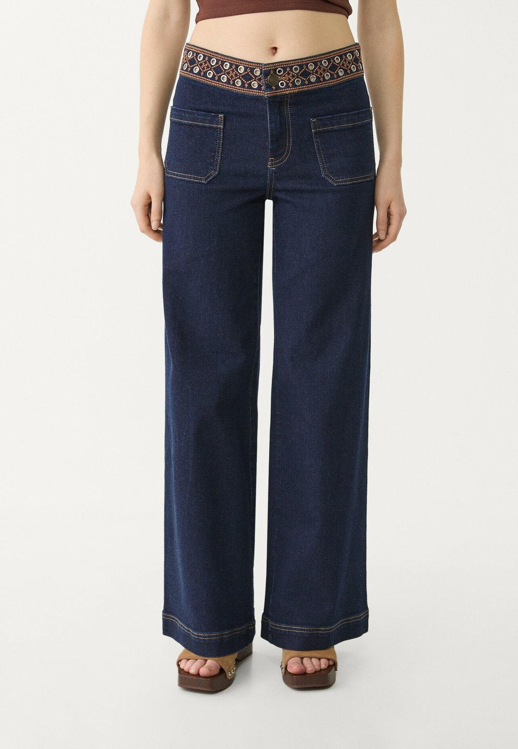 

Расклешенные джинсы EMBROIDERED MINIMALIST Stradivarius, светло-голубой