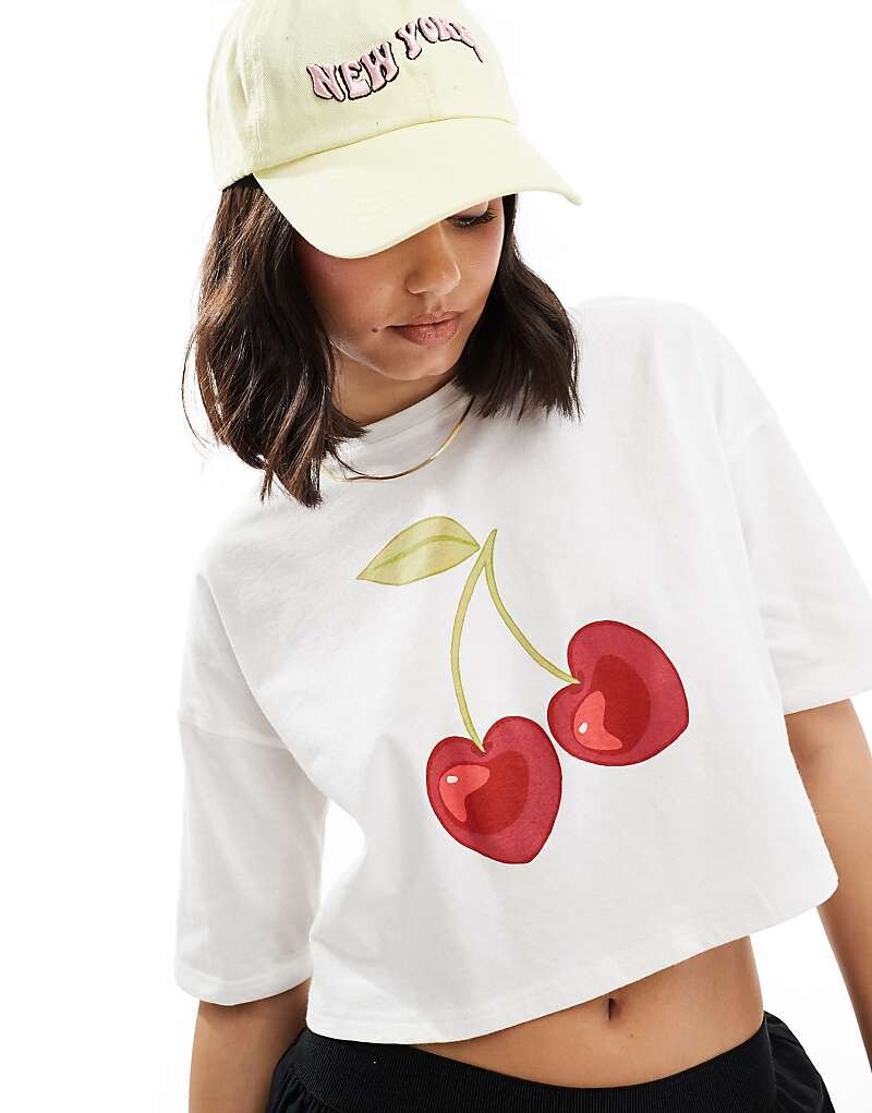 

Miss Selfridge = Короткая футболка белого цвета = с графикой вишневого цвета
