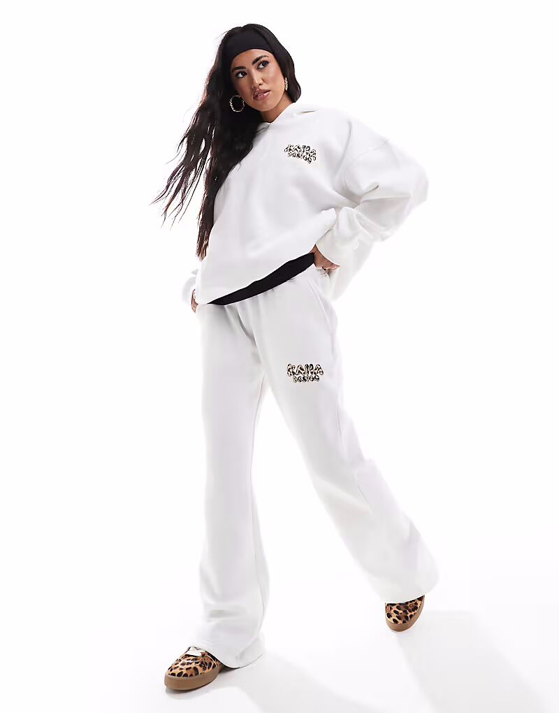 

Эксклюзивные брюки-джоггеры из хлопковой смеси с широкими штанинами и леопардовым логотипом, кремового цвета Kaiia