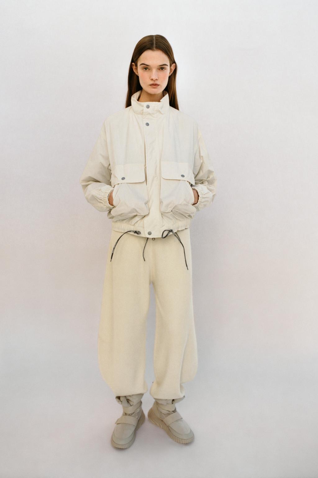 

Легкая водоотталкивающая куртка x and wander ZARA, экрю